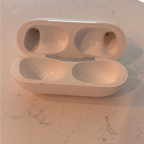 AirPod Pro 1st Generation - Picture 2 of 5